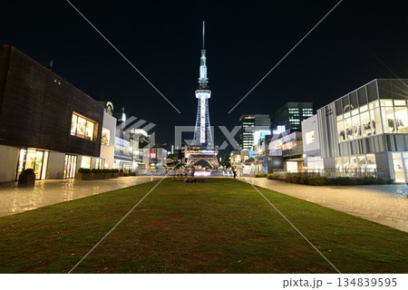 夜の久屋大通公園と中部電力 MIRAI TOWER（名古屋テレビ塔）1 134839595