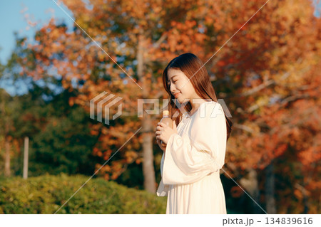 秋の公園で紅茶を飲む日本人女性 134839616