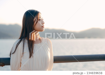 海を背景に堤防で佇む日本人女性 海を背景に堤防で佇む日本人女性 134839638