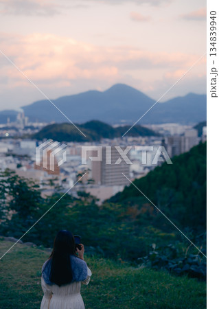 山の景色をスマートフォンで撮影する日本人女性 134839940