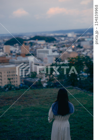 街並みをスマートフォンで撮影する日本人女性の後ろ姿 街並みをスマートフォンで撮影する日本人女性の後ろ姿 134839968