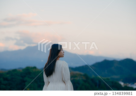 自然の中で空を見上げて佇む日本人女性の後ろ姿 134839981