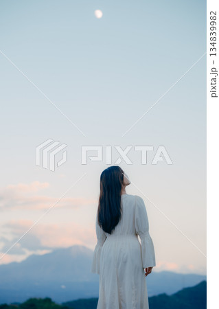 自然の中で空を見上げて佇む日本人女性の後ろ姿 134839982