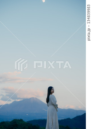 自然の中で空を見上げて佇む日本人女性の後ろ姿 134839983