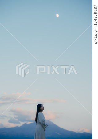 自然の中で空を見上げて佇む日本人女性の後ろ姿 134839987