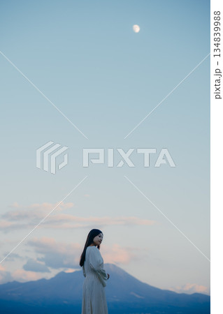 自然の中で空を見上げて佇む日本人女性の後ろ姿 134839988