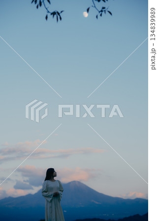 自然の中で空を見上げて佇む日本人女性の後ろ姿 自然の中で空を見上げて佇む日本人女性の後ろ姿 134839989