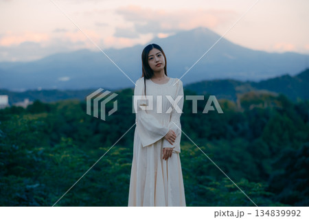 自然の中で空を見上げて佇む日本人女性の後ろ姿 134839992