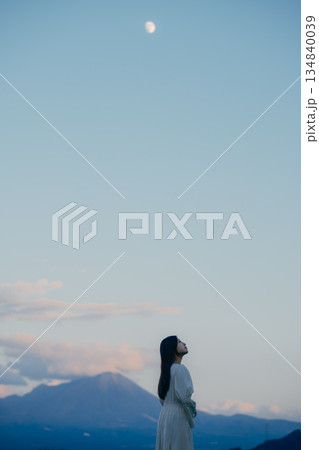 自然の中で空を見上げて佇む日本人女性の後ろ姿 134840039