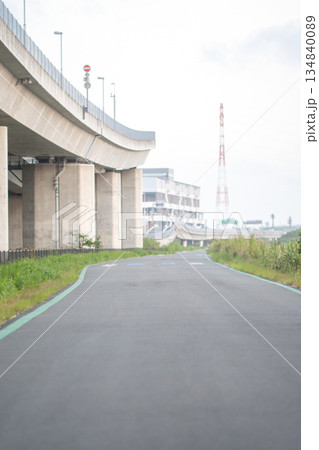 高速高架と道路 134840089