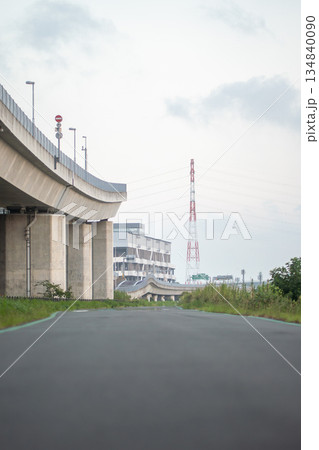 高速高架と道路 134840090