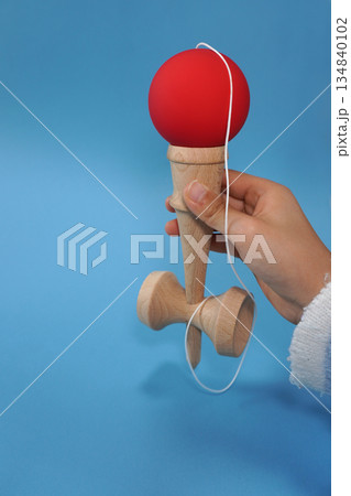 けん玉遊びをする子供の手01 けん玉遊びをする子供の手01 134840102