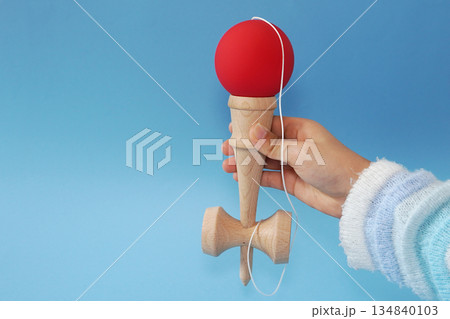 けん玉遊びをする子供の手02 134840103