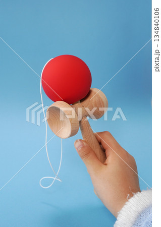 けん玉遊びをする子供の手05 134840106