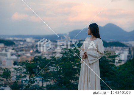 街並みを背景に佇む日本人女性 街並みを背景に佇む日本人女性 134840109