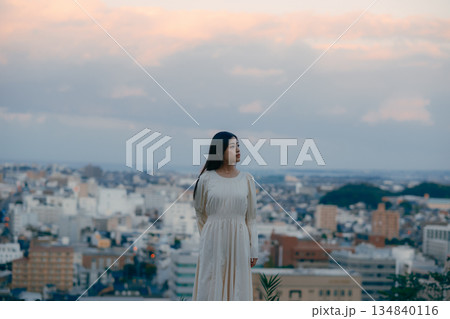 街並みを背景に佇む日本人女性 134840116