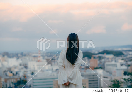 街並みを背景に佇む日本人女性 街並みを背景に佇む日本人女性 134840117