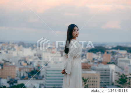 街並みを背景に佇む日本人女性 街並みを背景に佇む日本人女性 134840118