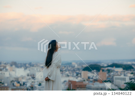街並みを背景に佇む日本人女性 街並みを背景に佇む日本人女性 134840122