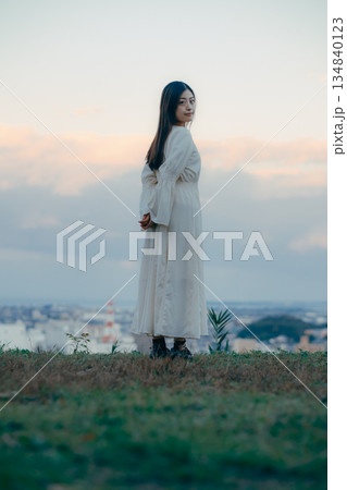 街並みを背景に佇む日本人女性 134840123