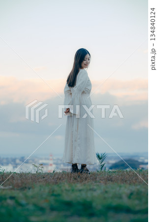 街並みを背景に佇む日本人女性 134840124