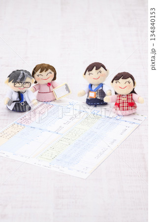 医師、看護師、OL、主婦の人形と健康診断の結果の用紙 医師、看護師、OL、主婦の人形と健康診断の結果の用紙 134840153