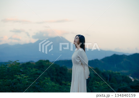 山を背景に佇む日本人女性 山を背景に佇む日本人女性 134840159