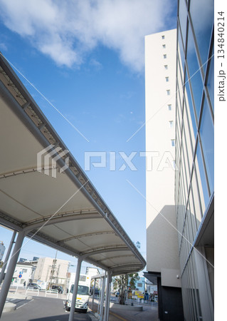 マンションに向かう道路 134840214