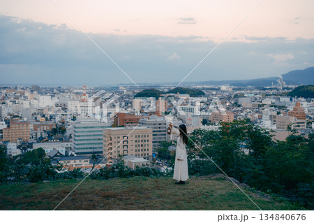 街を見下ろす高台でランタンを持つ女性 134840676