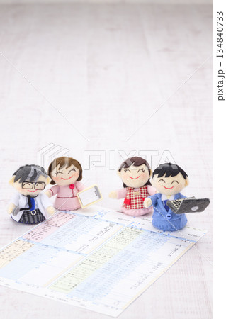 医師、看護師、夫婦の人形と健康診断の結果の用紙 134840733