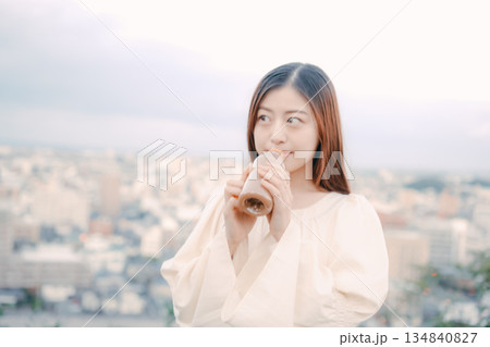 街を背景に紅茶を飲む女性 街を背景に紅茶を飲む女性 134840827