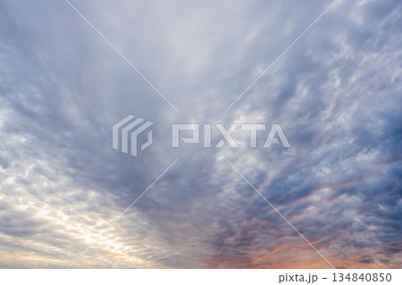 秋の夕暮れに輝く曇り空53 134840850