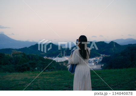 山の景色をスマートフォンで撮影する日本人女性 134840878