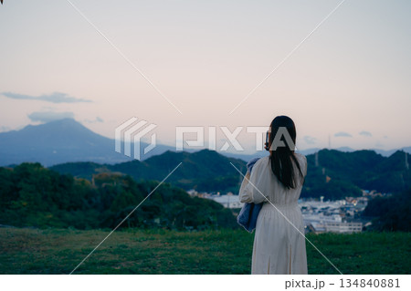 山の景色をスマートフォンで撮影する日本人女性 134840881