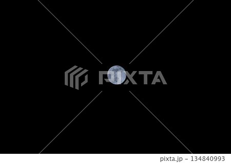白い背景の月 白い背景の月 134840993