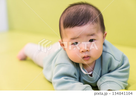 マンションのキッズルームで遊ぶ日本人の男の赤ちゃん 134841104