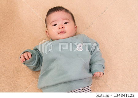 マンションのキッズルームで遊ぶ日本人の男の赤ちゃん マンションのキッズルームで遊ぶ日本人の男の赤ちゃん 134841122