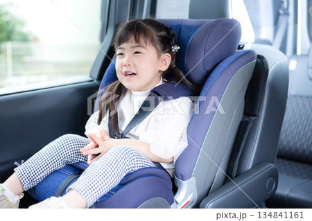チャイルドシートに座っている女の子 チャイルドシートに座っている女の子 134841161