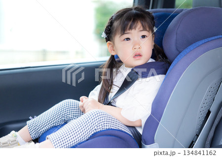 チャイルドシートに座っている女の子 134841162