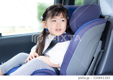 チャイルドシートに座っている女の子 134841165