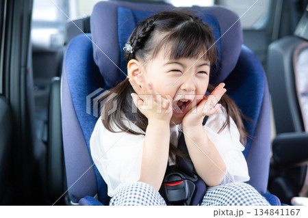 チャイルドシートに座っている女の子 134841167