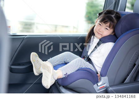 チャイルドシートに座っている女の子 134841168