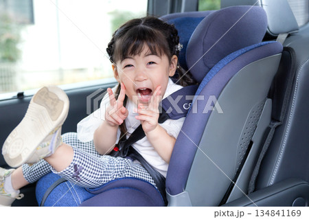 チャイルドシートに座っている女の子 チャイルドシートに座っている女の子 134841169