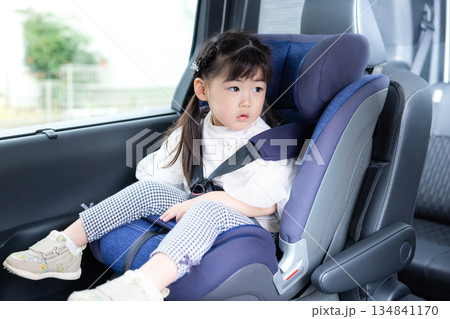 チャイルドシートに座っている女の子 チャイルドシートに座っている女の子 134841170