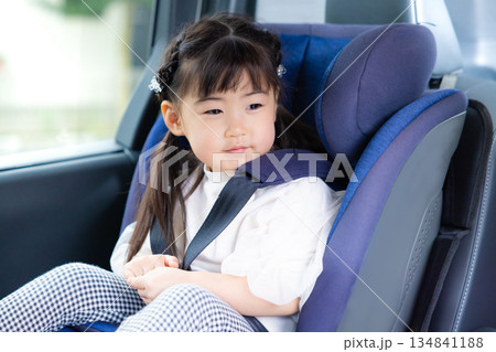 チャイルドシートに座っている女の子 134841188