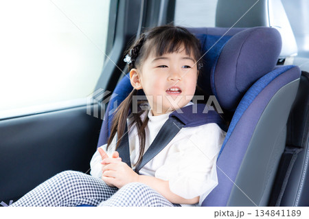 チャイルドシートに座っている女の子 134841189