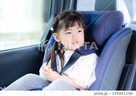 チャイルドシートに座っている女の子 134841190