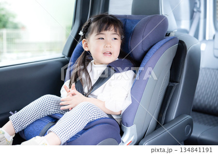 チャイルドシートに座っている女の子 チャイルドシートに座っている女の子 134841191