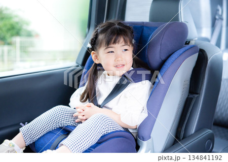 チャイルドシートに座っている女の子 チャイルドシートに座っている女の子 134841192