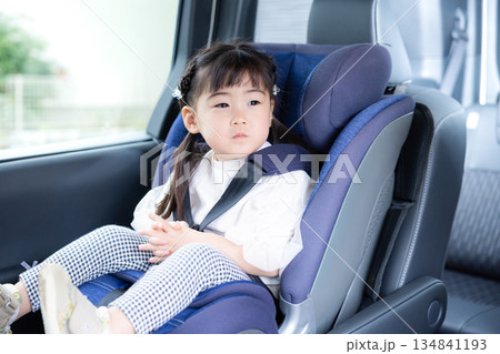 チャイルドシートに座っている女の子 チャイルドシートに座っている女の子 134841193